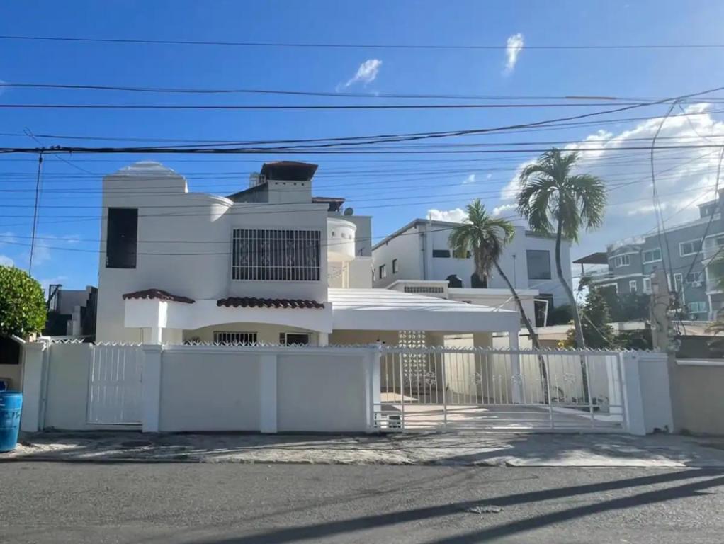 a white house with a white fence in front of it at Casa Blanca in Santo Domingo
