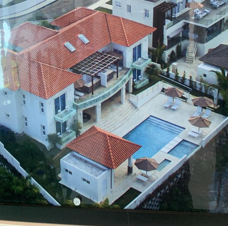 een luchtzicht op een huis met een zwembad bij VP18, Lifestyle All Inklusive , Villapark in Gurapito