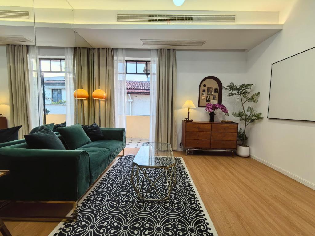 Shanghai Hills & Zinn Sunshine BnB with Balcony Near Metro Line1 Changshu  rd, Shanghai (updated prices 2026)