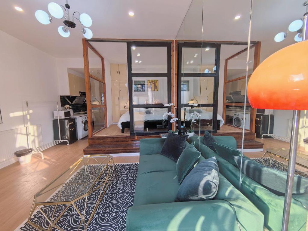 Shanghai Hills & Zinn Sunshine BnB with Balcony Near Metro Line1 Changshu  rd, Shanghai (updated prices 2026)