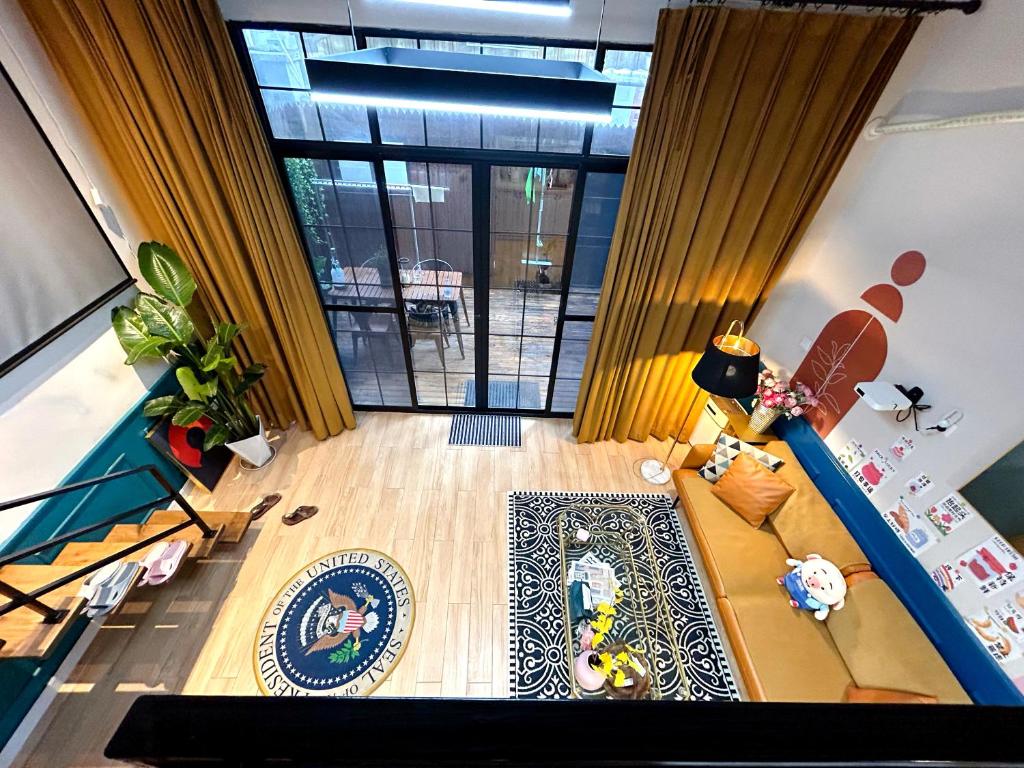 einen Blick über ein Wohnzimmer mit Sofa in der Unterkunft Shanghai Hills & ZINN City Bnb in Shanghai
