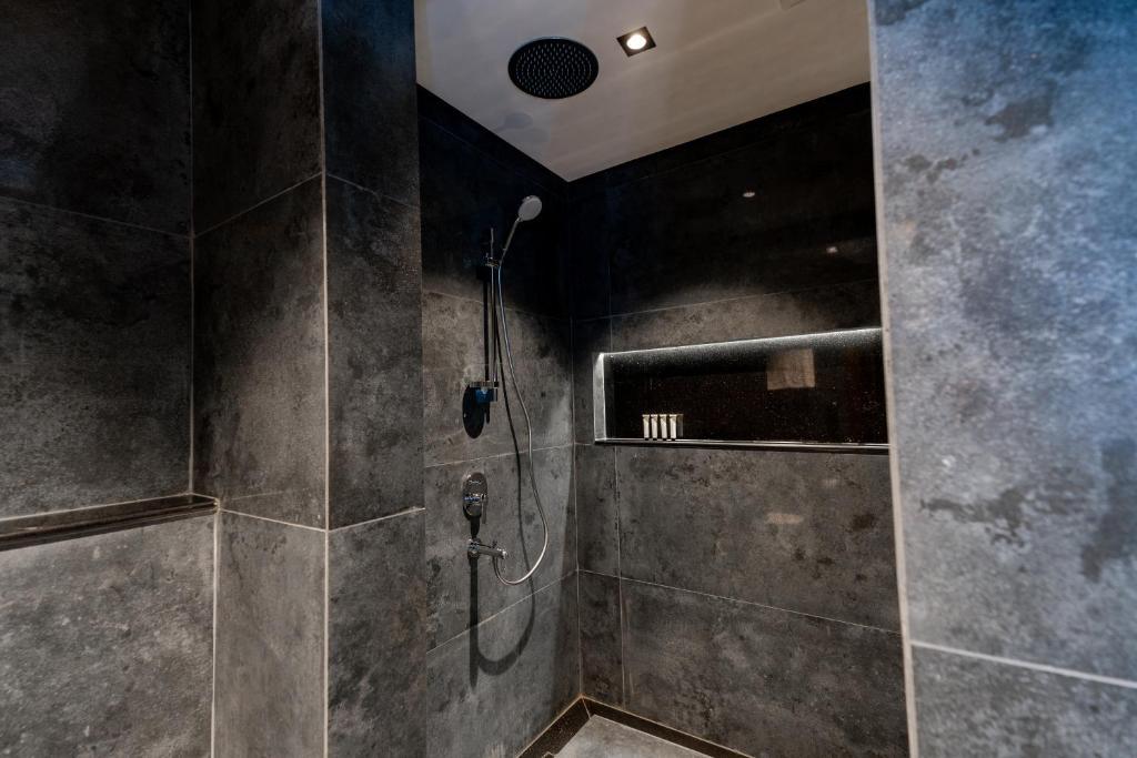 Koupelna v ubytování Damask Hotels