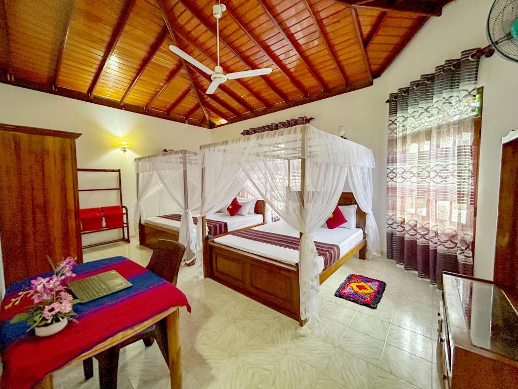 En eller flere køyesenger på et rom på Dill Villa Matara Walpola - Cozy 3bedroom 2Bathroom -Entire Floor