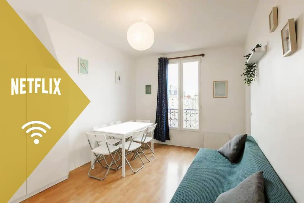 ein Wohnzimmer mit einem Tisch und Stühlen in der Unterkunft Lovely three-room apartment near metro station in Saint-Denis