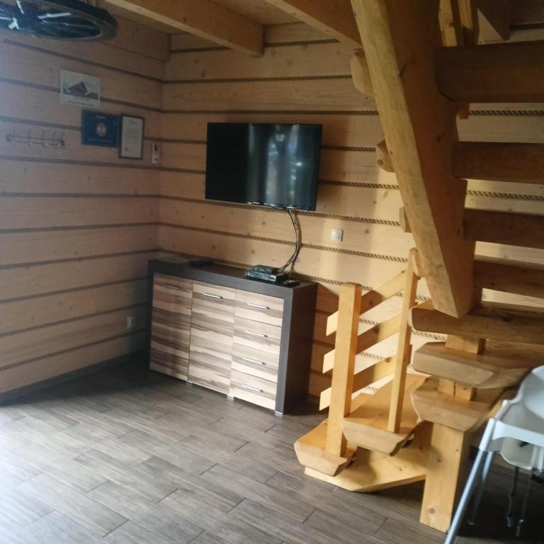 Telewizja i/lub zestaw kina domowego w obiekcie Bacówki nad jeziorem Goszcza