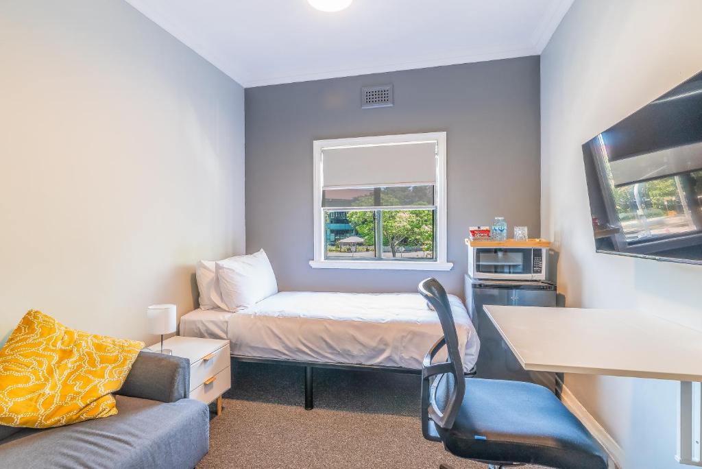 
Arran Single Lounge With Shared Bathroom & No A/C
