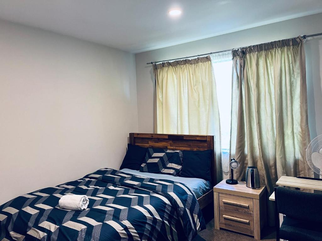 Comfy Stay in Room with Security & Privacy - Room 102 - Resim 7