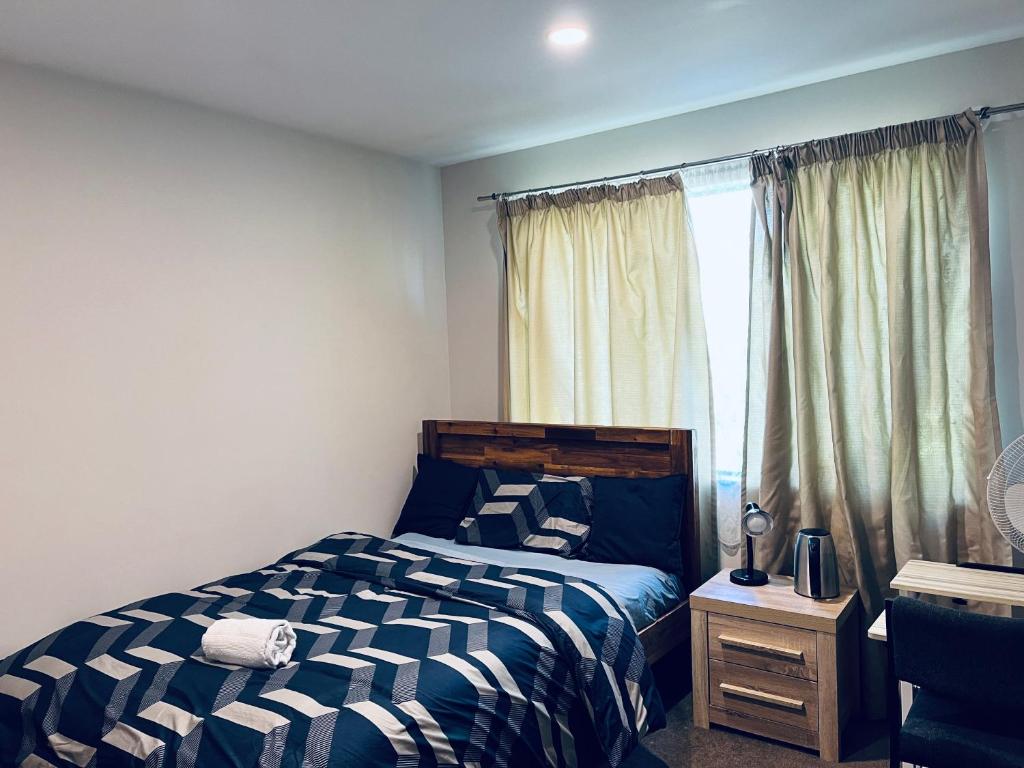 Comfy Stay in Room with Security & Privacy - Room 102 - Resim 6