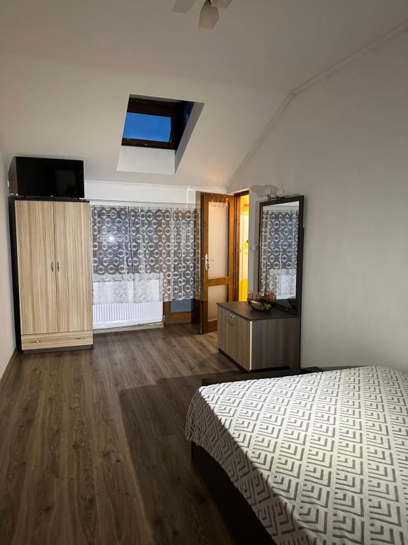 - une grande chambre avec un lit et une fenêtre dans l'établissement Къща за гости Арнаудови, à Kostandovo
