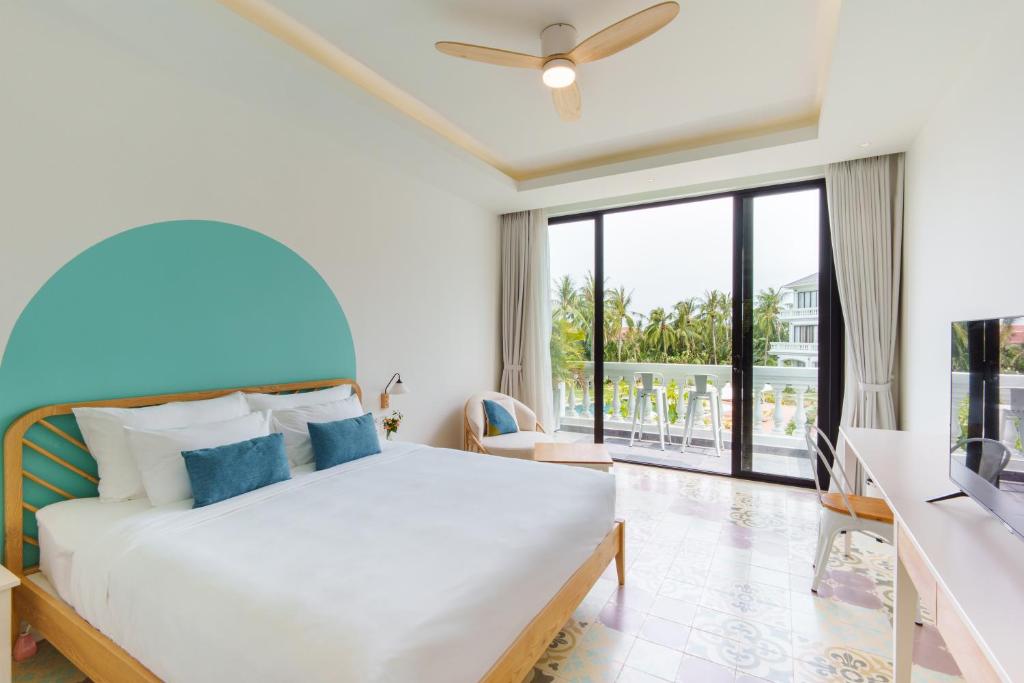 Giường trong phòng chung tại Moodhoian Riverside Resort & Spa
