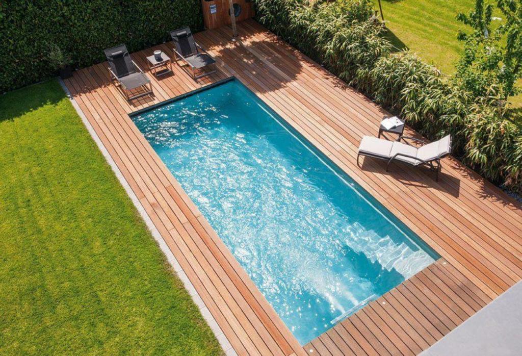 vista sul soffitto di una piscina con 2 sedie di Villa Garden a Kaštela (Castelli)
