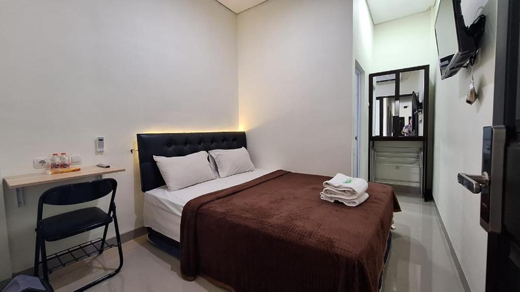 Ένα ή περισσότερα κρεβάτια σε δωμάτιο στο TRAM - The Seturan Raya Eksklusif Rooms