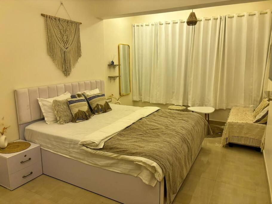 ein Schlafzimmer mit einem großen Bett und einem Fenster in der Unterkunft Vihaa - a boutique stay in Velha Goa