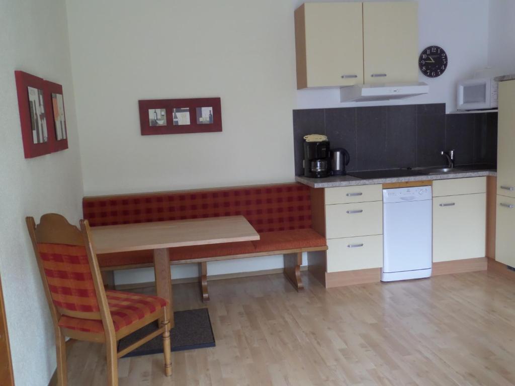 Een keuken of kitchenette bij Haus Regenbogen