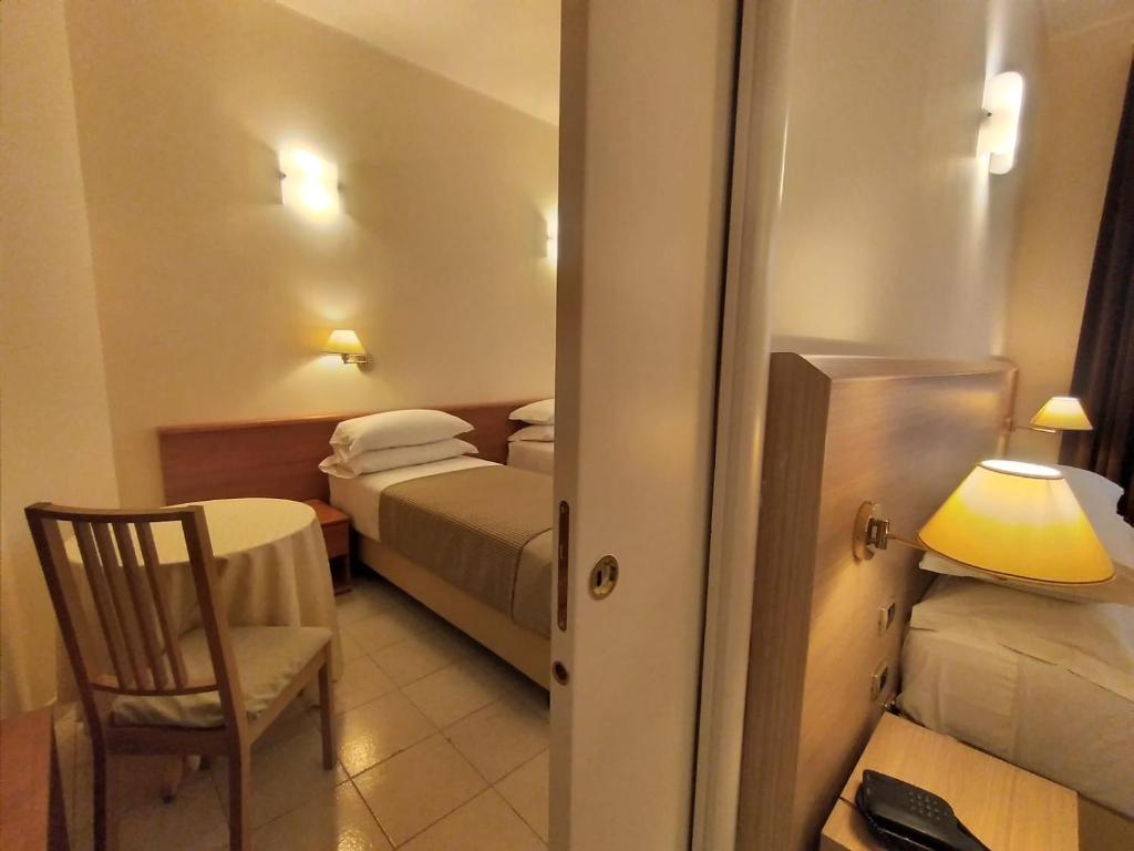 Postel nebo postele na pokoji v ubytování Hotel Principe Eugenio