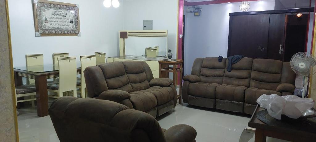 a living room with two chairs and a couch and a table at شقة بمطار القاهرة in Cairo