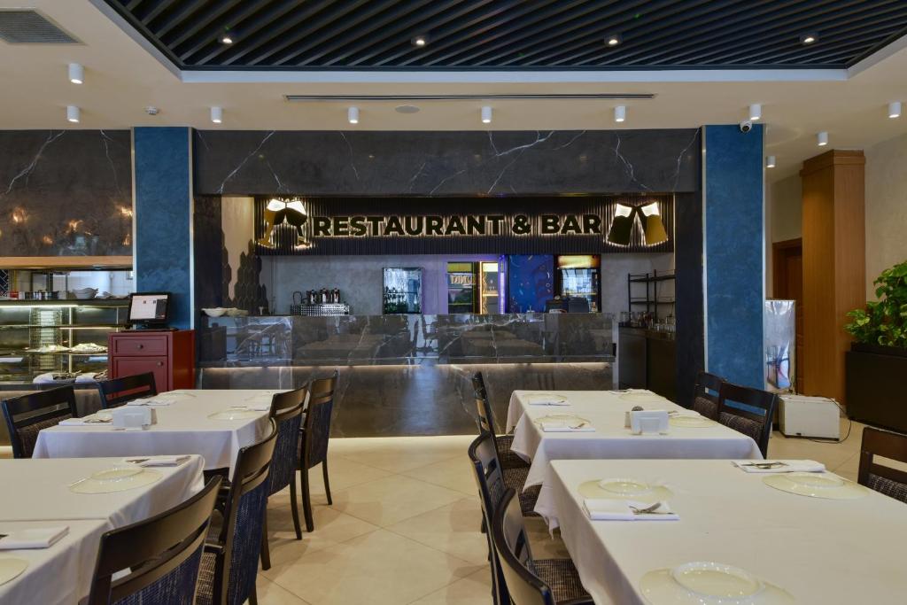 Restaurace v ubytování La Flora House Hotel