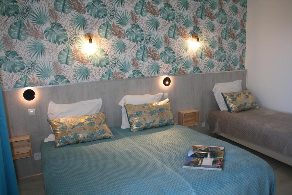 Postel nebo postele na pokoji v ubytování Hôtel Les Persèdes