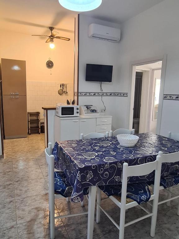 A kitchen or kitchenette at ONDA AZZURRA - PIANO TERRA