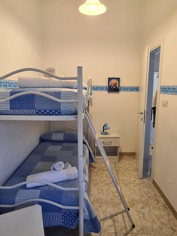 A bed or beds in a room at ONDA AZZURRA - PIANO TERRA
