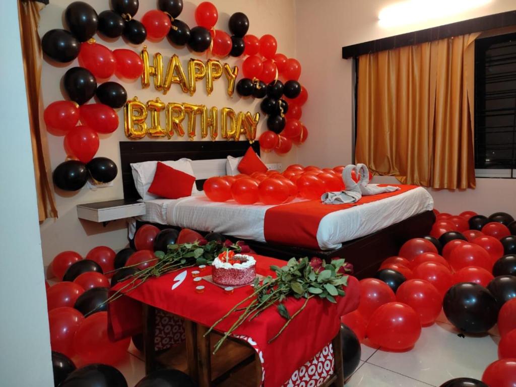 een kamer met twee bedden en een hoop ballonnen bij Goroomgo Blue Bell Bhubaneswar in Bhubaneshwar