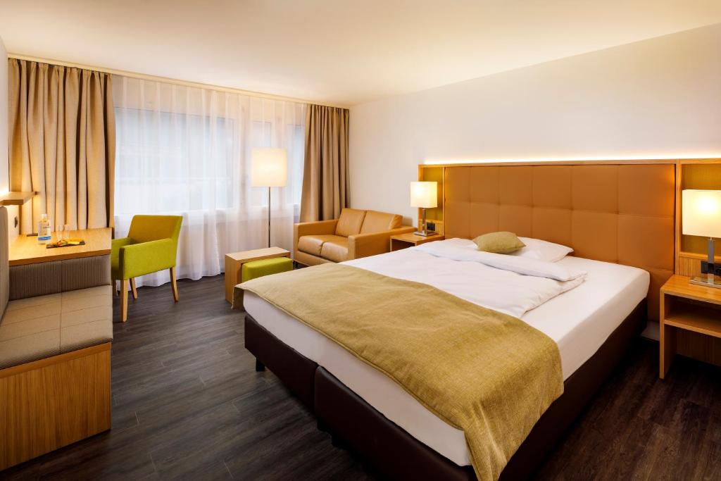 Postel nebo postele na pokoji v ubytování Ramada by Wyndham Baden Hotel du Parc