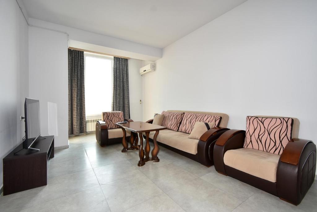 un soggiorno con 2 divani e un tavolo di 2 Bedrooms Cozy Apartment In Center Of Yerevan a Yerevan