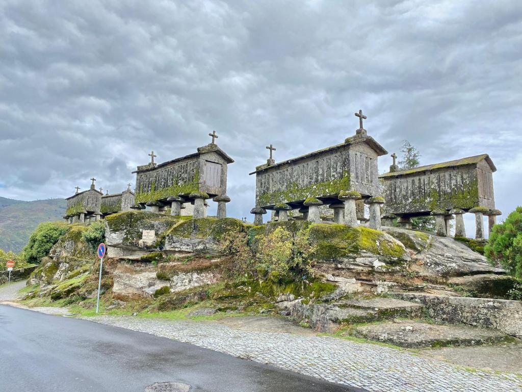 uma igreja no topo de uma montanha com uma estrada em CasaBruno em Arcos de Valdevez