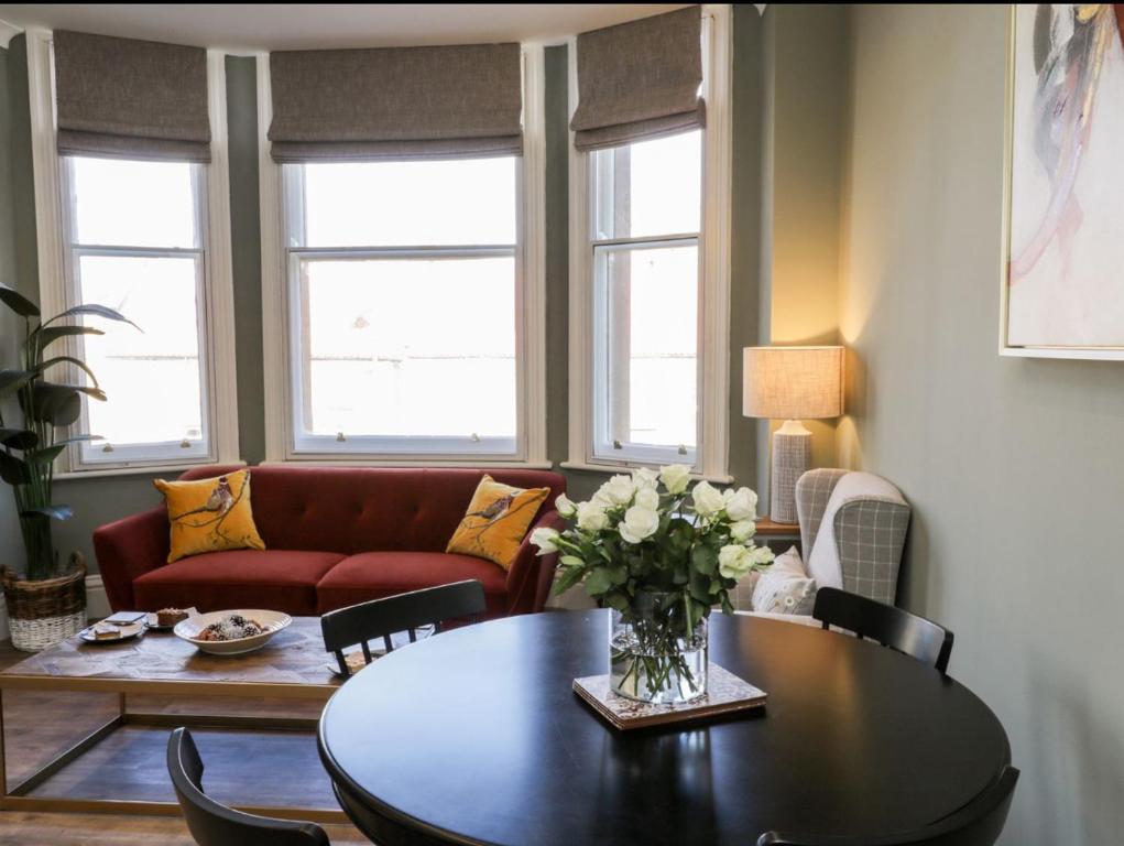 ein Wohnzimmer mit einem Tisch und einem Sofa in der Unterkunft Loftus Old Bank in Loftus