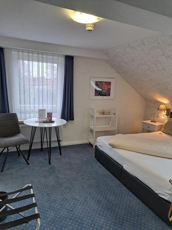 Postel nebo postele na pokoji v ubytování Dat lütte Heidehotel Funk - Garni