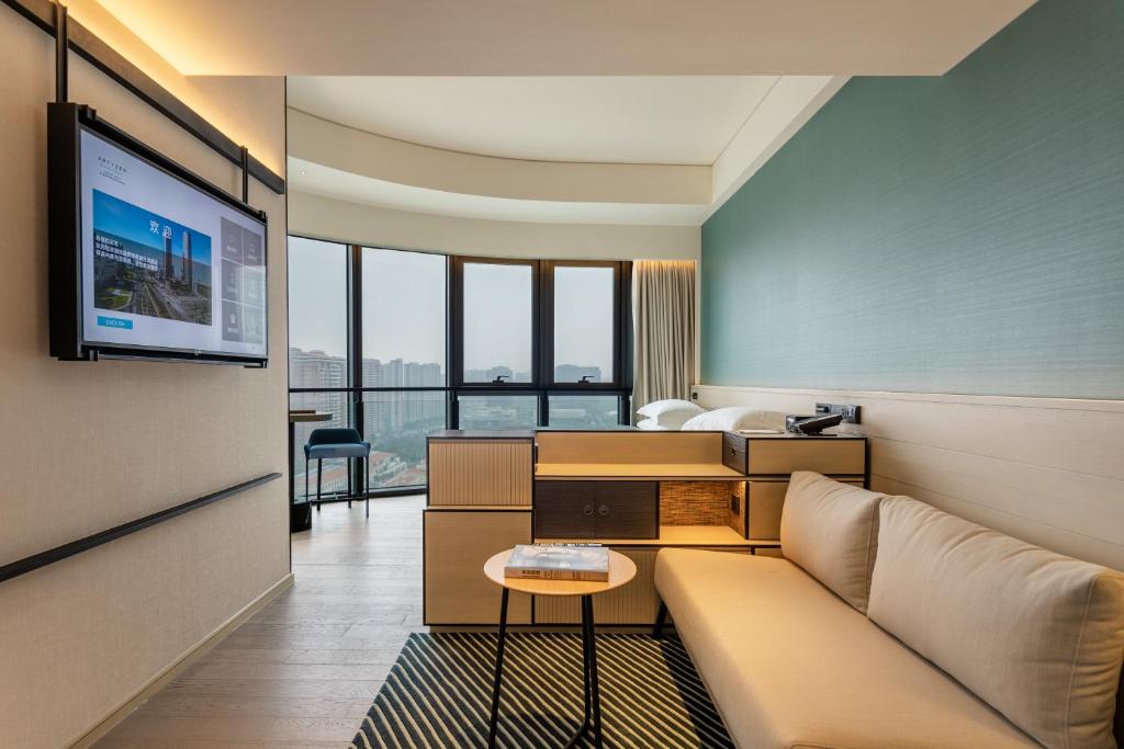 TV a/nebo společenská místnost v ubytování Artyzen Habitat Hengqin Zhuhai