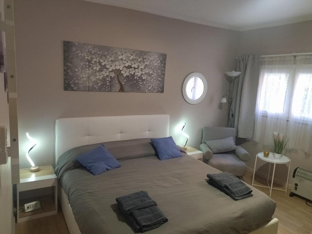 1 dormitorio con 1 cama grande con almohadas azules en Old Bridge Minisuite, en Roma