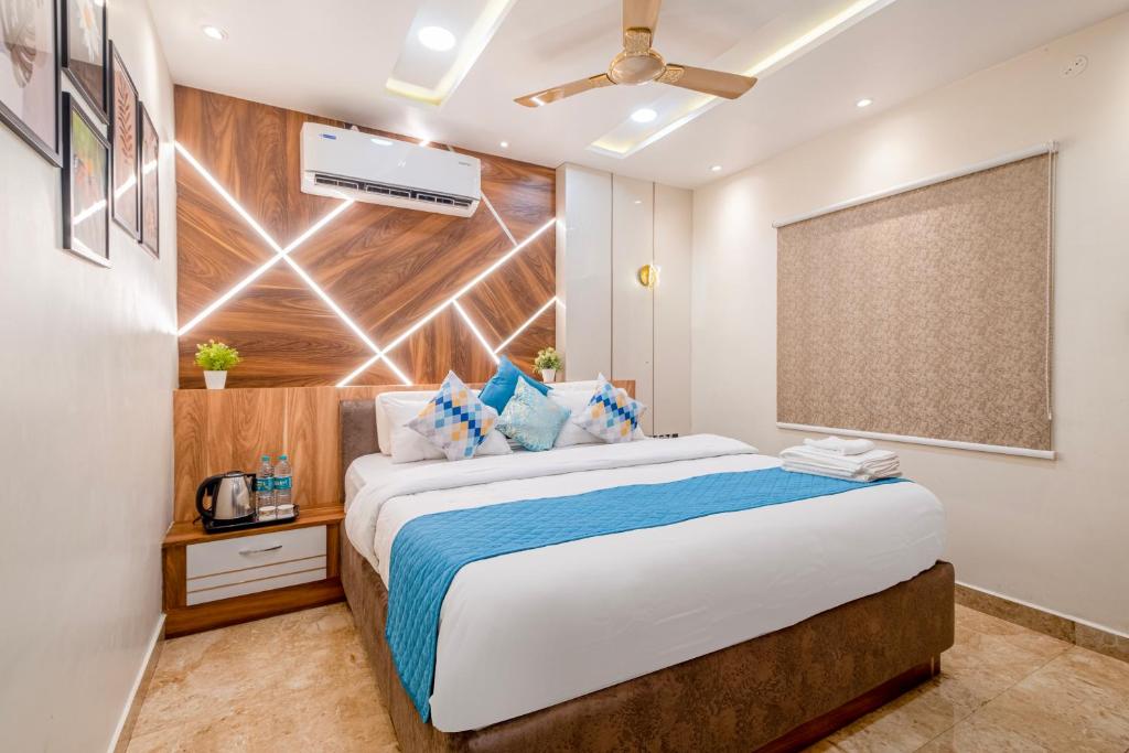 sypialnia z dużym łóżkiem w pokoju w obiekcie HOTEL SM PARADISE w mieście Visakhapatnam