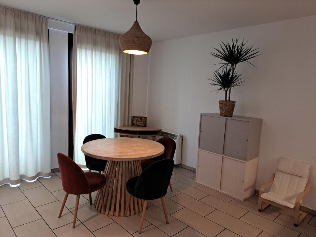 sala de estar con mesa y sillas en una habitación en Appartement confortable au cœur de Brussels, en Bruselas