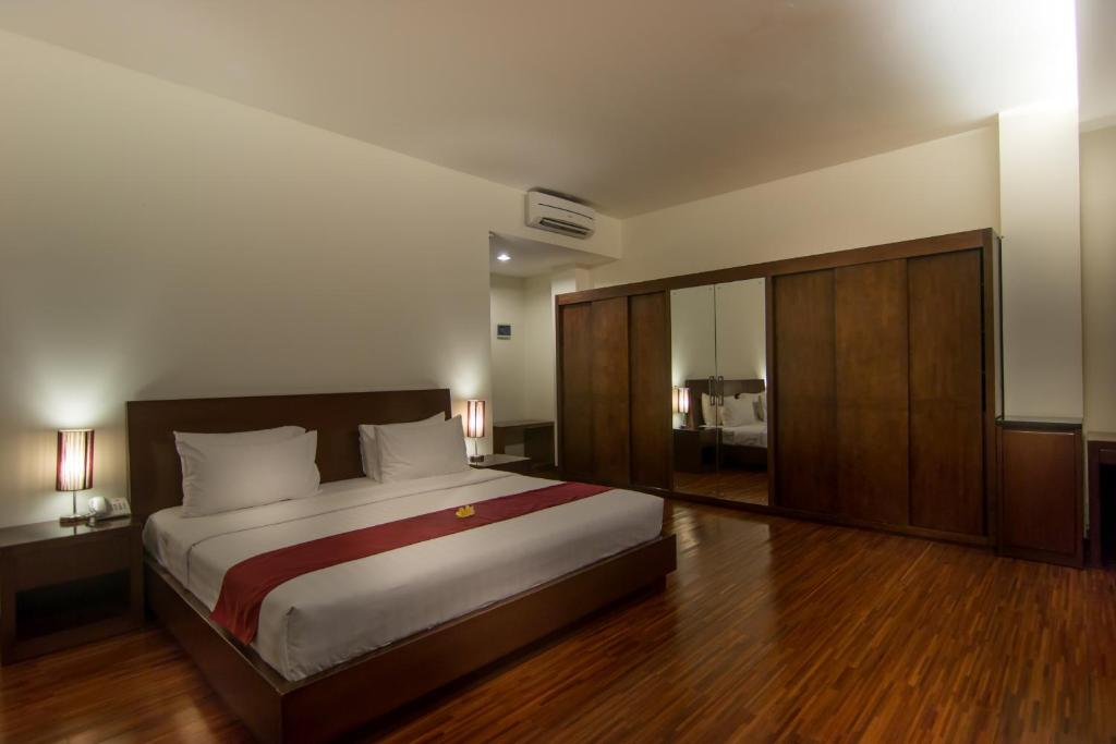Postel nebo postele na pokoji v ubytování Seminyak Square Hotel And Villas