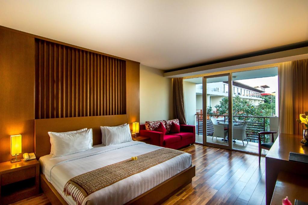 Postel nebo postele na pokoji v ubytování Seminyak Square Hotel And Villas