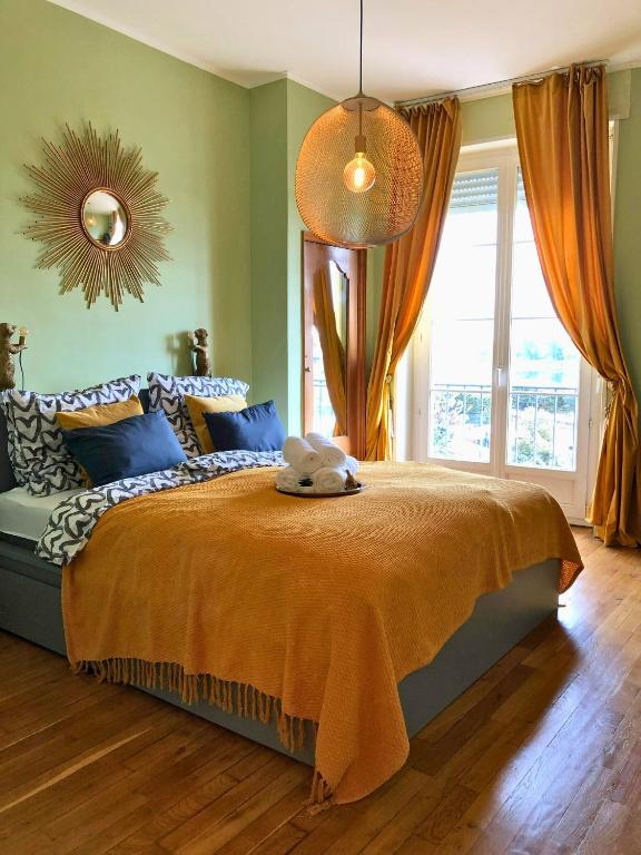 Posteľ alebo postele v izbe v ubytovaní Bon Blois, cosy et charmant face à la Loire