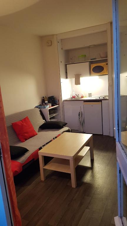 une petite pièce avec un lit et une table dans l'établissement Agréable studio Bordeaux proche toutes commodités, à Bordeaux
