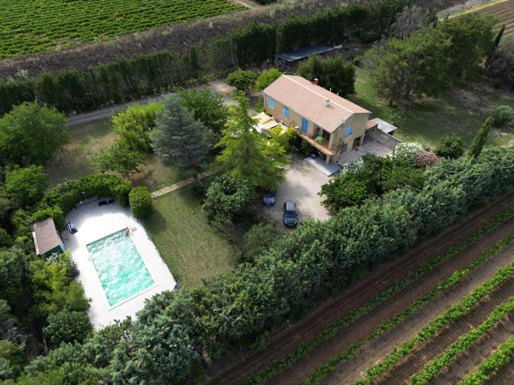 una vista aérea de una casa con piscina en Chambre d'hôtes les garrigues, en Piolenc