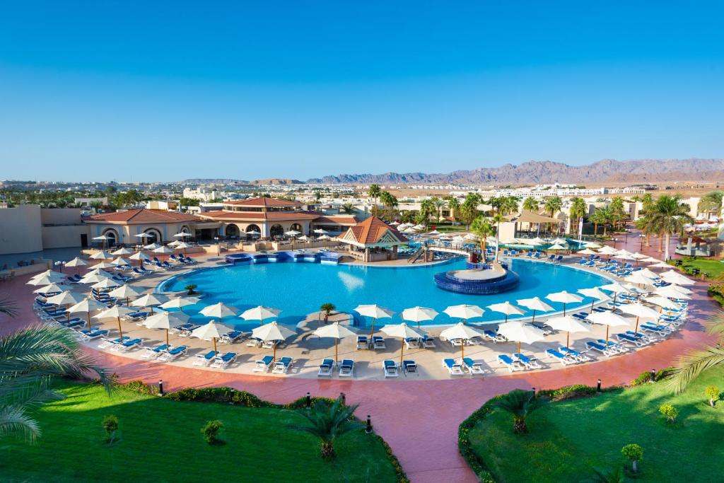an overhead view of a resort pool with umbrellas and chairs at Xperience Kiroseiz Parkland in Sharm El Sheikh