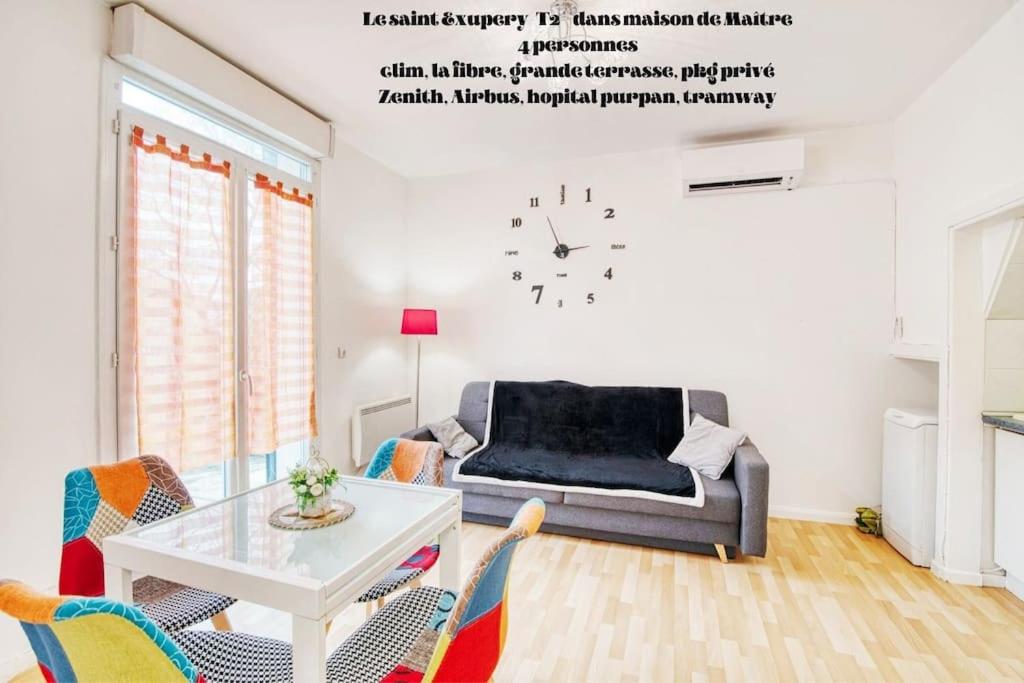 - un salon avec un canapé et une table dans l'établissement T2 ds Villa-Terrasse-Clim-pkg-MEET- Zénith-Odyssud, à Toulouse