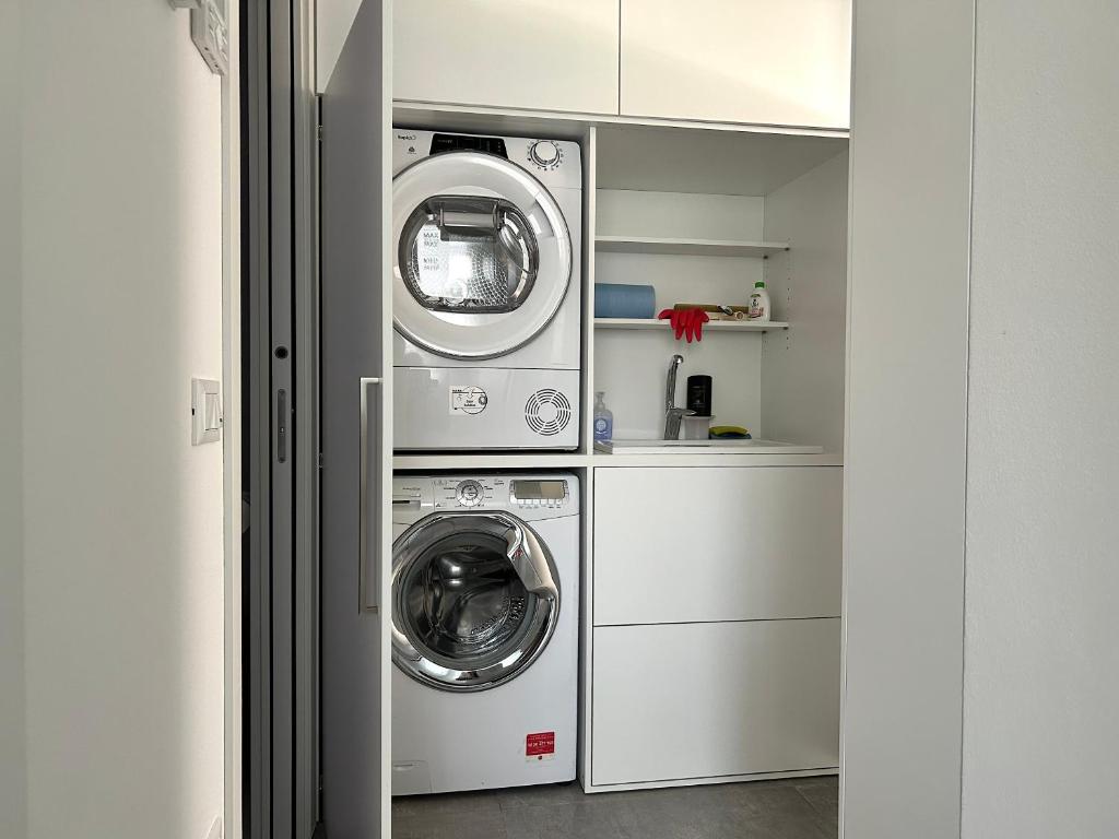 eine Waschküche mit zwei Waschmaschine und Trockner in der Unterkunft Casa Ciliegi 3 in Marostica