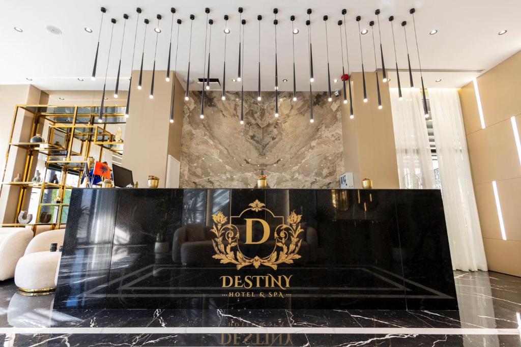 una lámpara de araña en el vestíbulo de una tienda de lujo en Destiny Hotel &amp; SPA, en Tirana