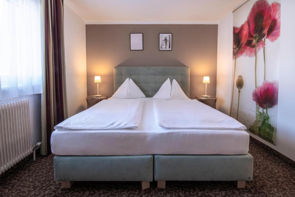 Una cama o camas en una habitación de Hotel Pension Waldesruh