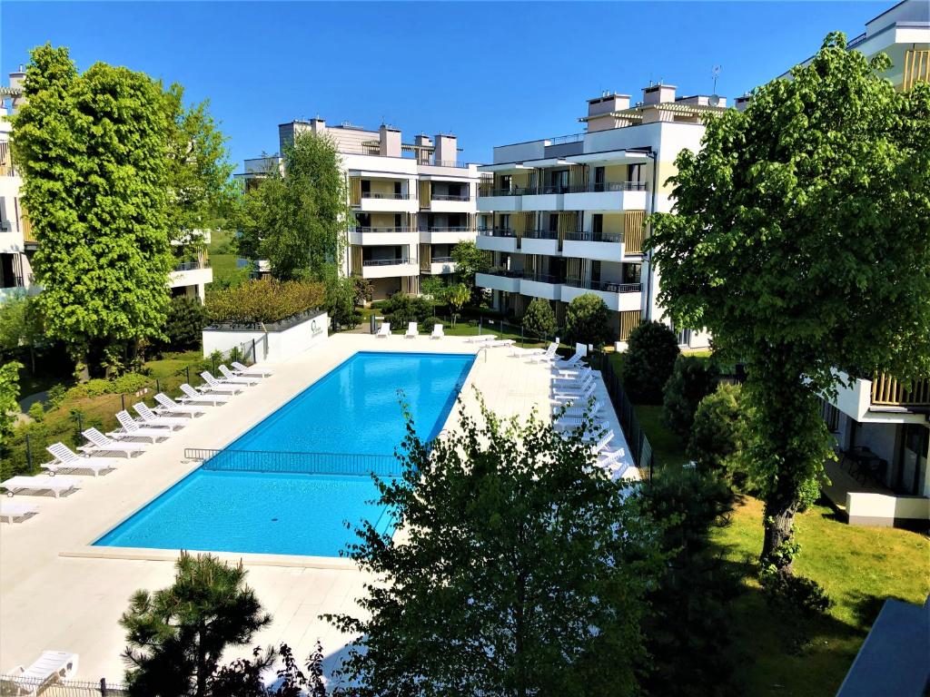 una vista aérea de una piscina frente a un edificio en Apartament Deluxe, en Ustronie Morskie