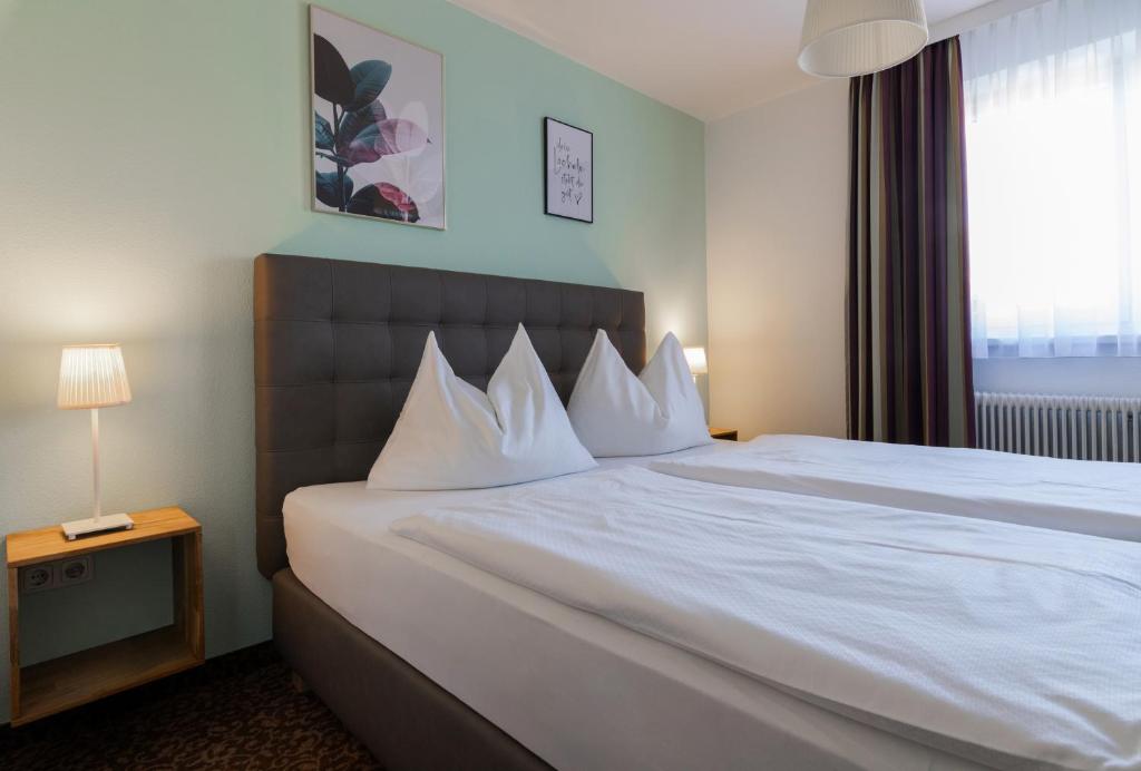 Una cama o camas en una habitación de Hotel Pension Waldesruh
