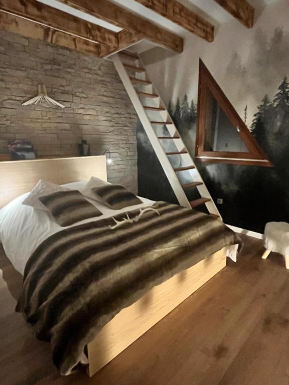 Ένα ή περισσότερα κρεβάτια σε δωμάτιο στο Chalet de charme pied des pistes