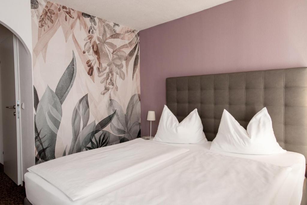 Una cama o camas en una habitación de Hotel Pension Waldesruh
