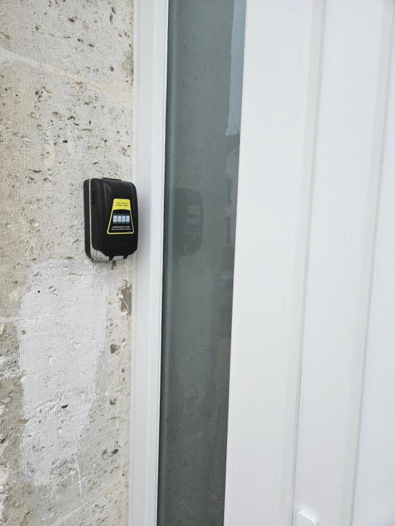 un ouvre-porte sur le côté d'un bâtiment dans l'établissement Sarl la famille 1, à Angoulême