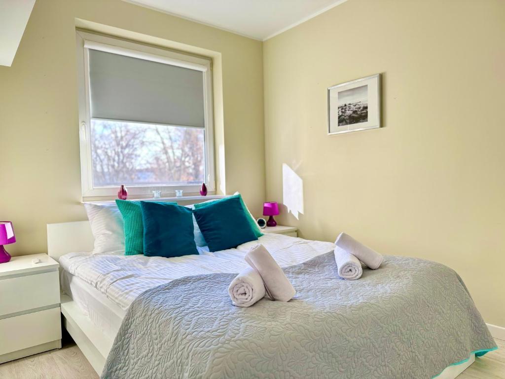um quarto com uma cama grande e toalhas em Nadmorski Chill - Comfy Apartments em Gdansk